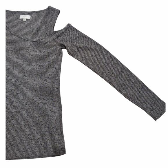 LUCKY BRAND Soft Gray Stretch Knit Top Exposed Shoulder Diagonal Neckline Size M - Picture 3 of 10